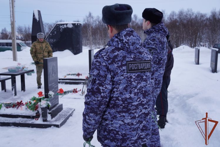 Память погибших бойцов СОБР почтили представители Росгвардии в Мурманске