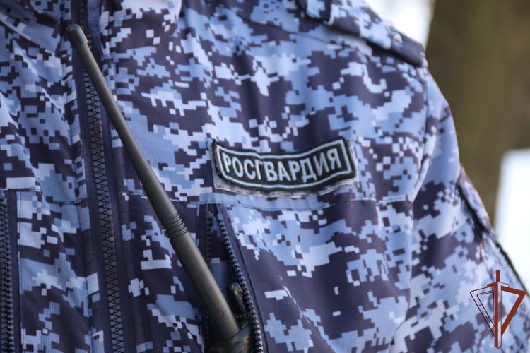 Патруль Росгвардии задержал в Ленинградской области нетрезвого мужчину, ударившего сотрудника магазина 