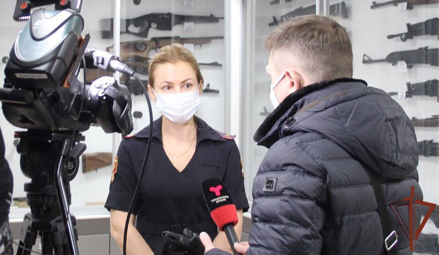 Росгвардейцы познакомили тюменских журналистов  с процедурой проверки владельцев оружия (видео)