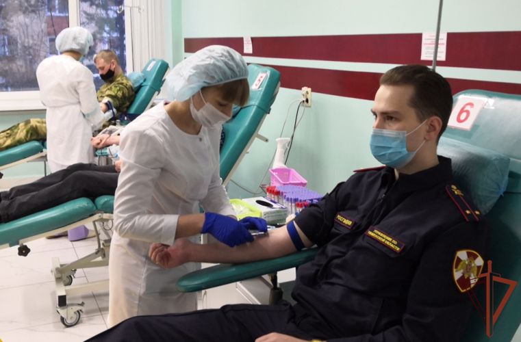 Росгвардейцы поддержали ведомственную акцию «От сердца к сердцу» в Тюмени (видео)