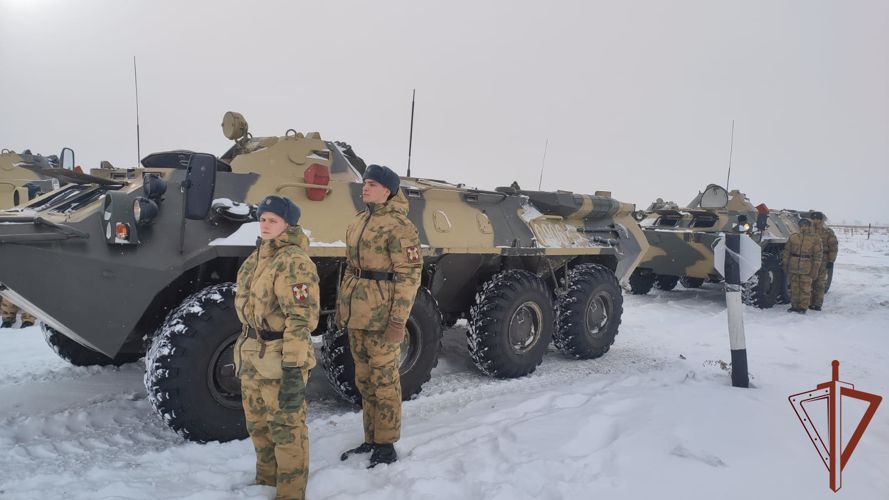 Военнослужащие Росгвардии отработали вождение БТР в Омске