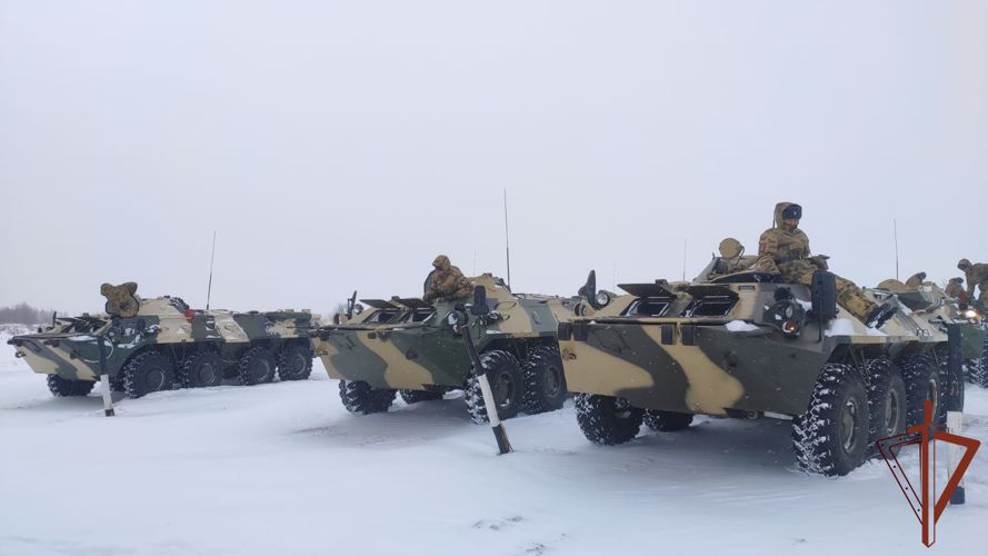 Военнослужащие Росгвардии отработали вождение БТР в Омске