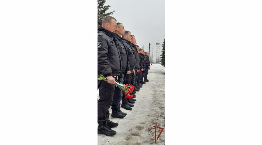 В Саратове сотрудники Росгвардии почтили память погибшего товарища