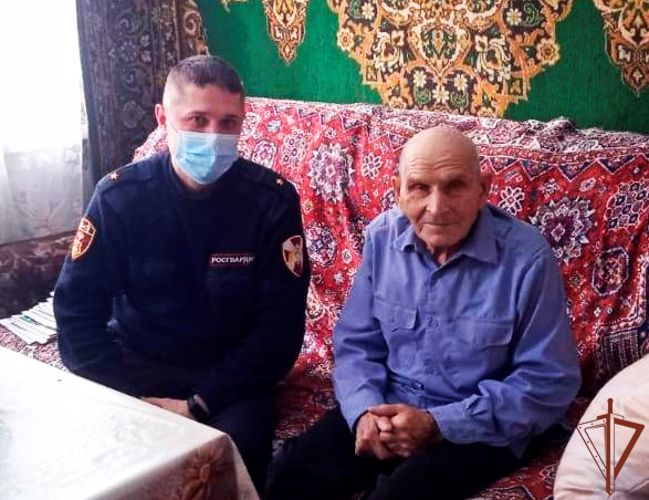 Ульяновские росгвардейцы поздравили ветерана Великой Отечественной войны с Днем защитника Отечества 