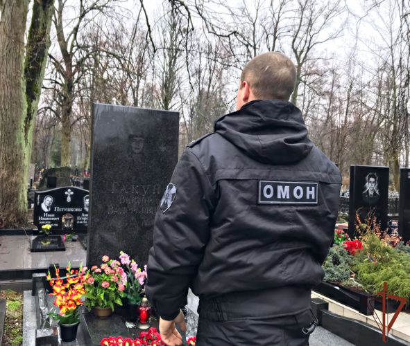Сотрудники калининградского ОМОН Росгвардии почтили память погибшего товарища 