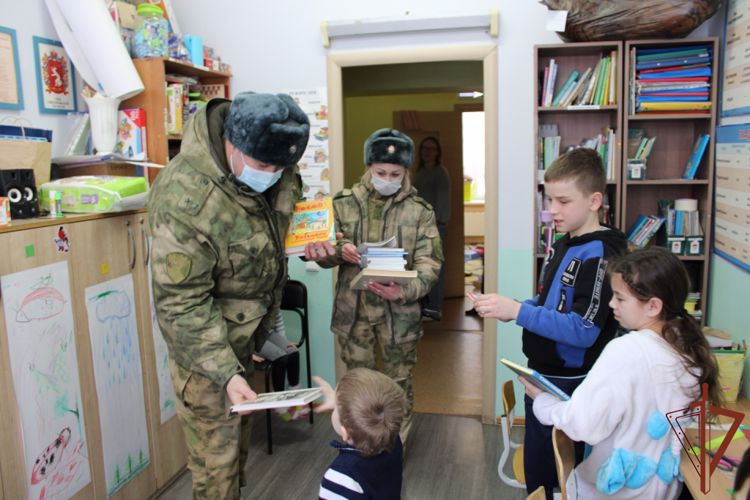 Военнослужащие калиновского соединения Росгвардии приняли участие в акции «Подари ребенку книгу»