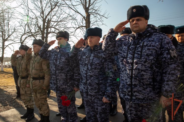 Памятник Герою России Дмитрию Серкову открыли в Лабинске (видео)