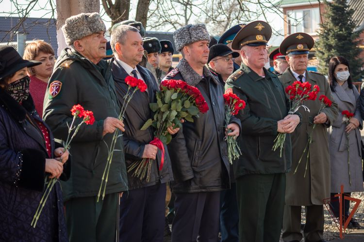 Памятник Герою России Дмитрию Серкову открыли в Лабинске (видео)