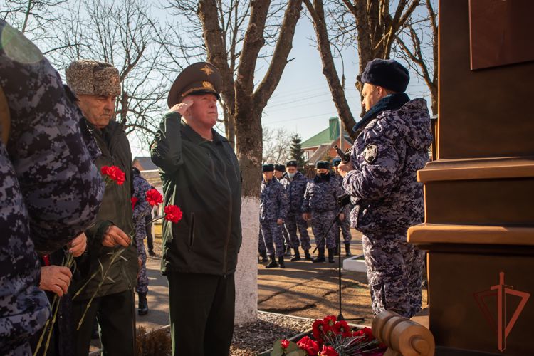 Памятник Герою России Дмитрию Серкову открыли в Лабинске (видео)