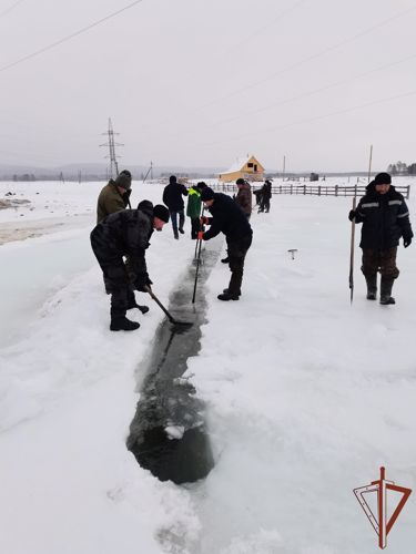 Росгвардейцы помогают расчищать водоотводные каналы от наледи в Бурятии