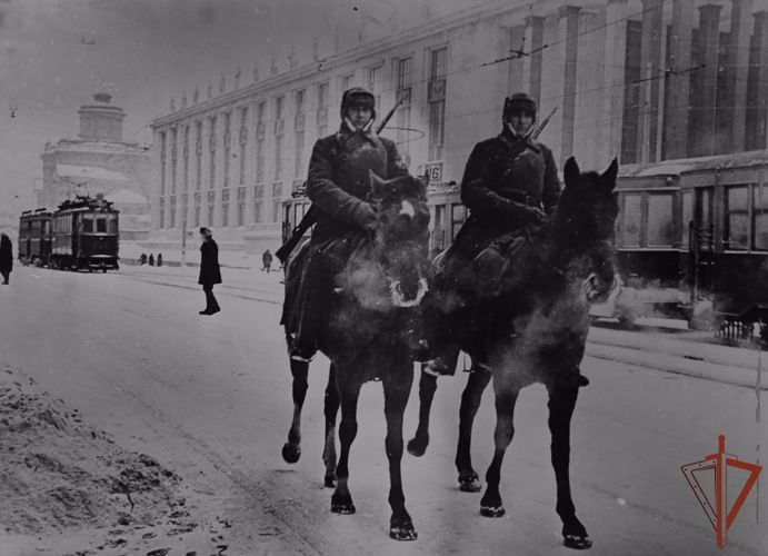 80 лет назад ВОЕННОСЛУЖАЩИЕ ВОЙСК НКВД СССР  ЗАДЕРЖАЛИ ВРАЖЕСКОГО ШПИОНА ПРЯМО НА КРАСНОЙ ПЛОЩАДИ