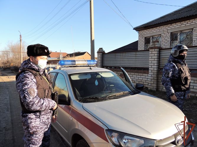 Севшего за руль нетрезвого мужчину без водительских прав задержали росгвардейцы в Калмыкии