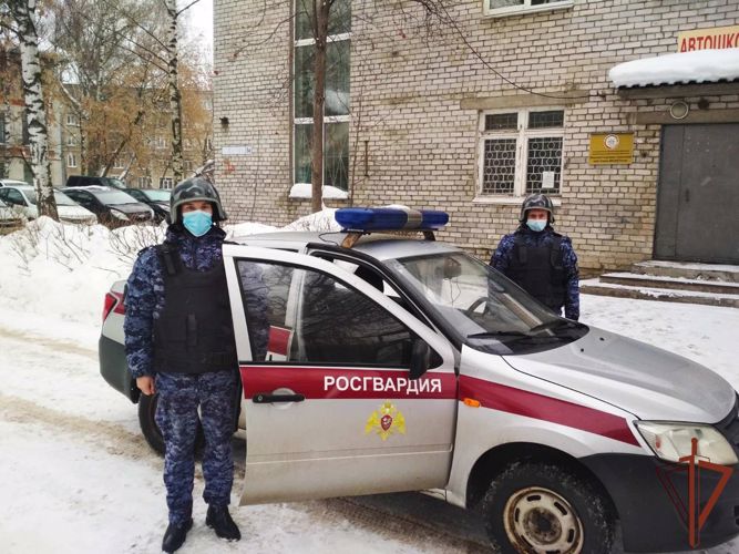 В Нижнем Новгороде сотрудники Росгвардии вернули маме потерявшуюся 8-летнюю девочку
