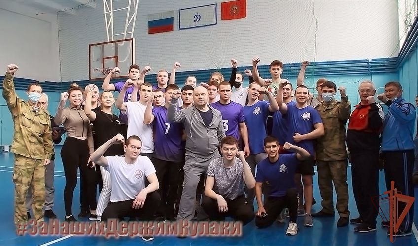 Акцию Росгвардии «За наших держим кулаки» поддержали участники военизированной эстафеты в Оренбуржье