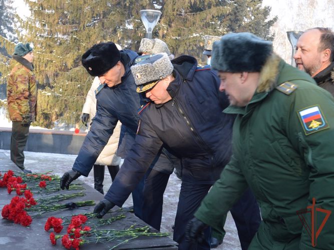 В Сибири росгвардейцы отдали воинские почести защитникам Сталинграда