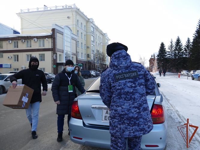 Росгвардия продолжает оказывать адресную помощь находящимся на самоизоляции томичам