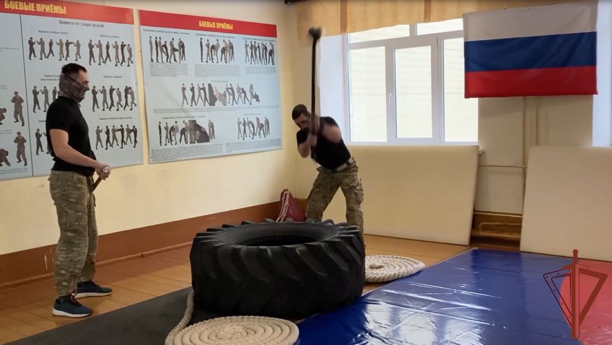В Приволжском округе Росгвардии продолжается акция «За наших держим кулаки»