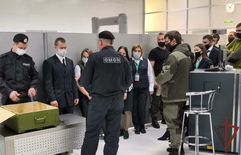 Руководитель территориального органа Росгвардии поздравил сотрудников тюменских аэропортов с профессиональным праздником
