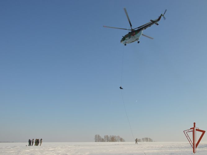 В Алтайском крае спецподразделения Росгвардии отработали навыки беспарашютного десантирования (видео)