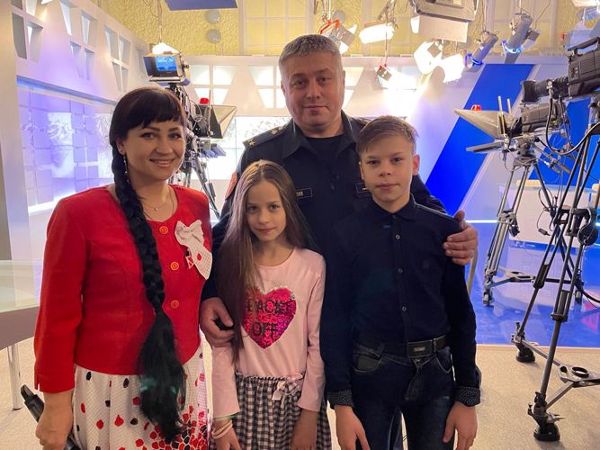 В День защитника Отечества офицер Росгвардии со своей семьей стали героями передачи «Утро России. Иркутск»