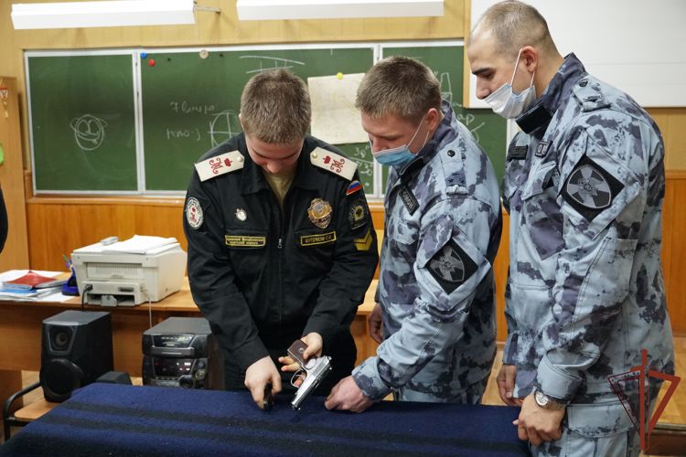 Росгвардейцы Центрального округа поздравили подшефных воспитанников с Днем кадета