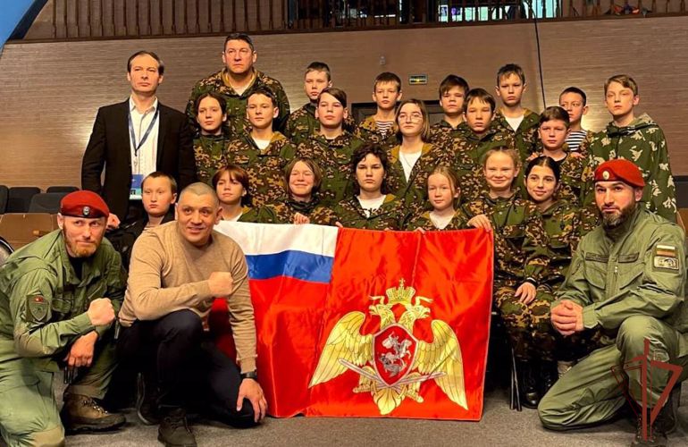 Ветераны СОБР и офицеры спецназа встретились с кадетами Росгвардии и школьниками в Тюмени