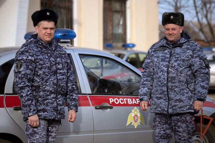 Сотрудники Росгвардии на Кубани спасли пенсионера из огня (видео)