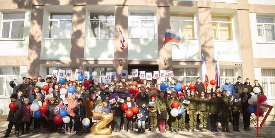 Ученики одной из крымских школ совместно с Росгвардией провели акцию в поддержку российских военных (видео)