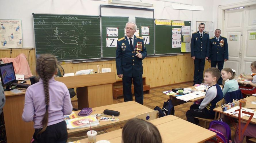 В Дзержинске ученики подшефного класса Росгвардии поучаствовали в акции «Письмо солдату»