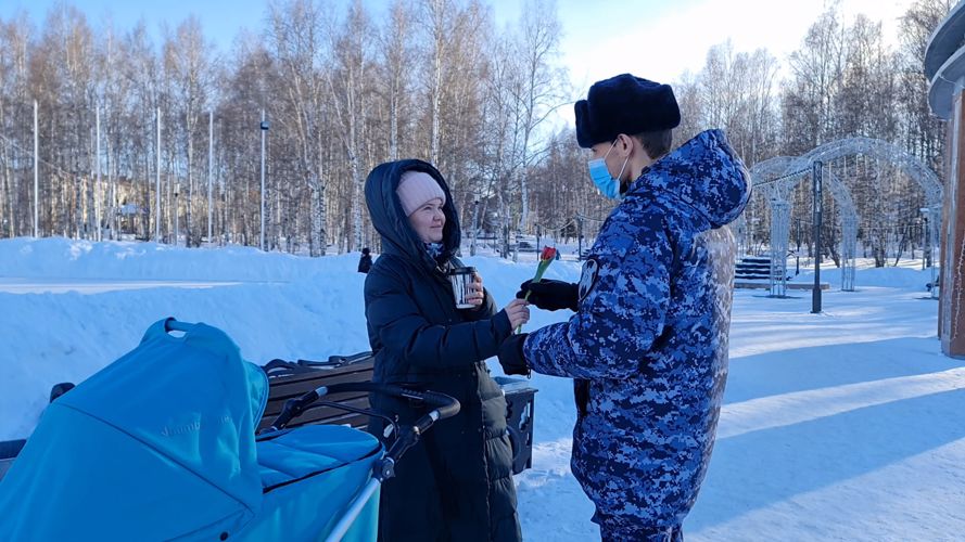 К ежегодной всероссийской акции «Весенний комплимент от Росгвардии» присоединились в Югре (видео)