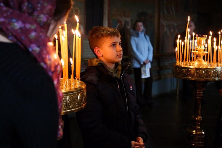 Росгвардейцы с семьями посетили богослужение, посвященное памяти погибших воинов
