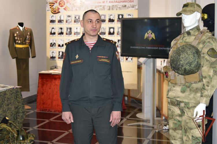  В Музейно-выставочном комплексе имени Михаила Калашникова в Удмуртии открылась выставка о Росгвардии