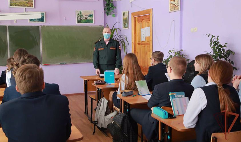 Росгвардейцы Приволжья рассказали подрастающему поколению о службе в ведомстве
