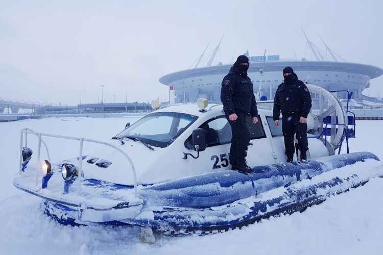 В Санкт-Петербурге сотрудники ОМОН Росгвардии приняли участие в профилактическом рейде