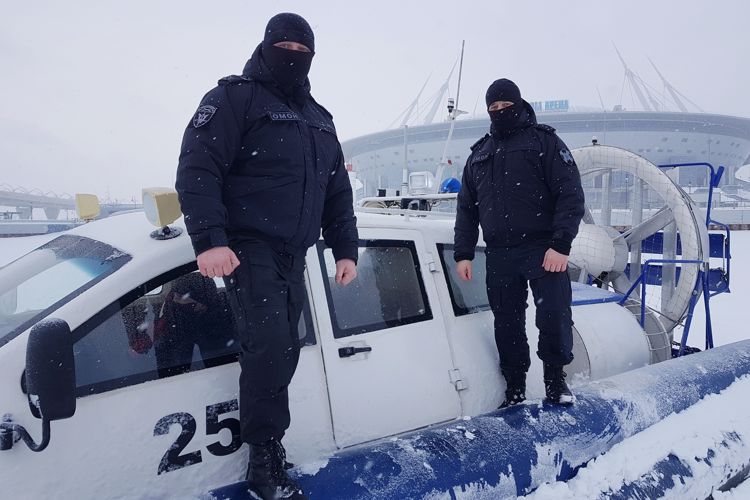 В Санкт-Петербурге сотрудники ОМОН Росгвардии приняли участие в профилактическом рейде