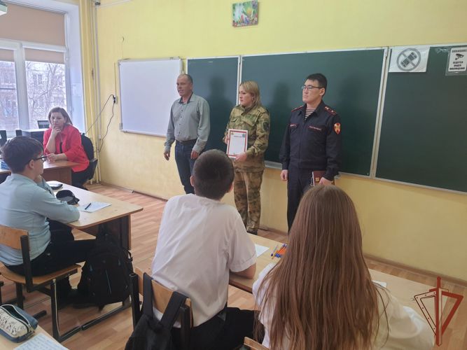 Астраханские школьники приняли участие в акции Росгвардии «Письмо нашим героям»