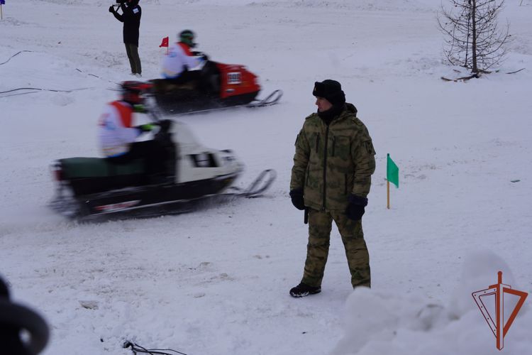 Росгвардия обеспечила правопорядок во время проведения снегоходного кросса «Буран Дей–2022» в Нарьян-Маре