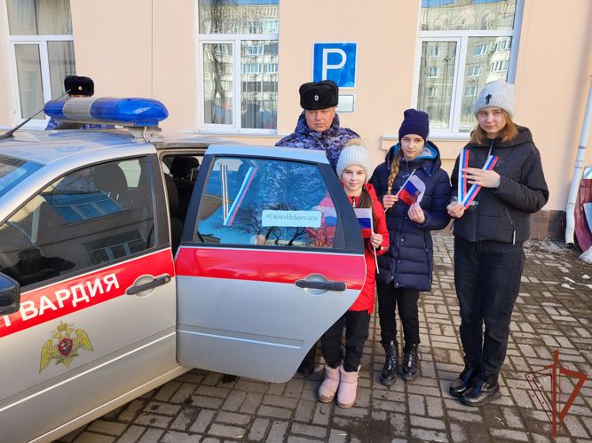 Росгвардейцы и дети из подшефного социального учреждения присоединились к акции «Своих не бросаем» в Иванове