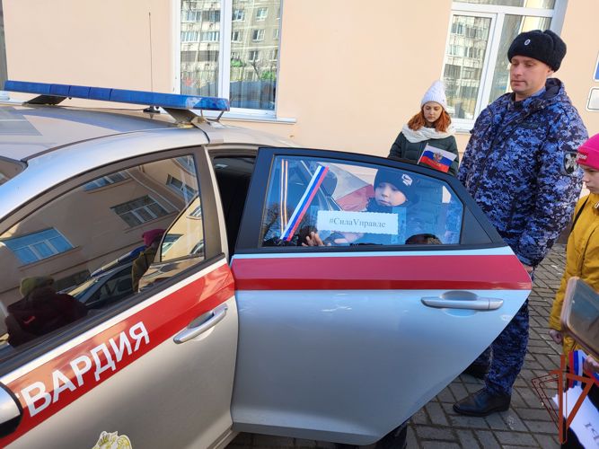 Росгвардейцы и дети из подшефного социального учреждения присоединились к акции «Своих не бросаем» в Иванове