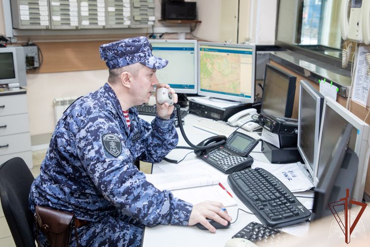 Патруль Росгвардии задержал мужчину, угрожавшего ножом посетителям банка на юге Москвы