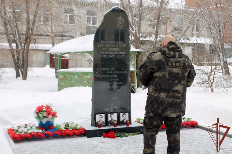 Память погибших 26 лет назад офицеров СОБР Росгвардии почтили боевые товарищи в Кургане (видео)