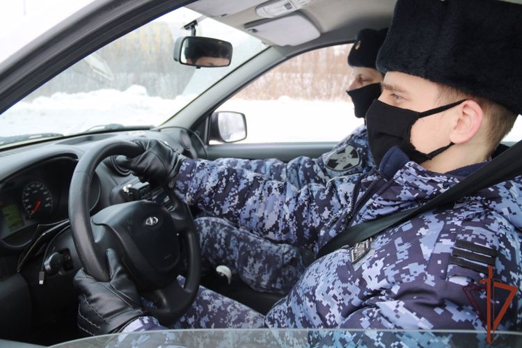 Сотрудники  Росгвардии в Волгоградской области задержали подозреваемого в избиении женщины