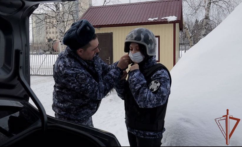 Росгвардейцы в Югре предложили корреспонденту ТВ-канала на один день сменить профессию (видео)