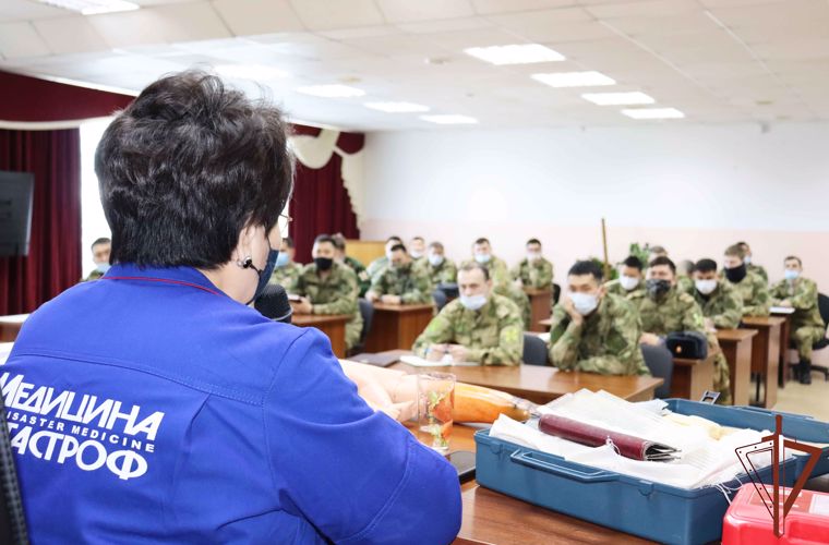 Специалисты школы медицины катастроф в Республике Саха (Якутия) провели для росгвардейцев занятие по оказанию доврачебной помощи