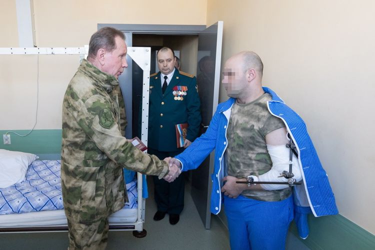 Генерал армии Виктор Золотов вручил государственные награды военнослужащим и сотрудникам Росгвардии, отличившимся в ходе специальной военной операции