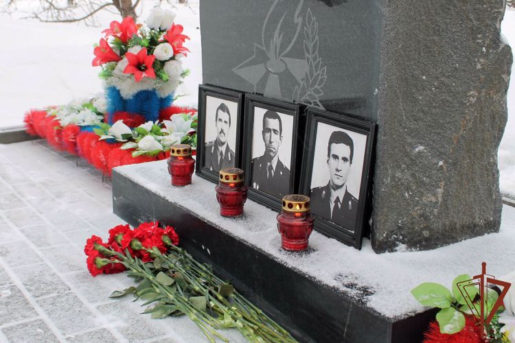 Память погибших 26 лет назад офицеров СОБР Росгвардии почтили боевые товарищи в Кургане (видео)
