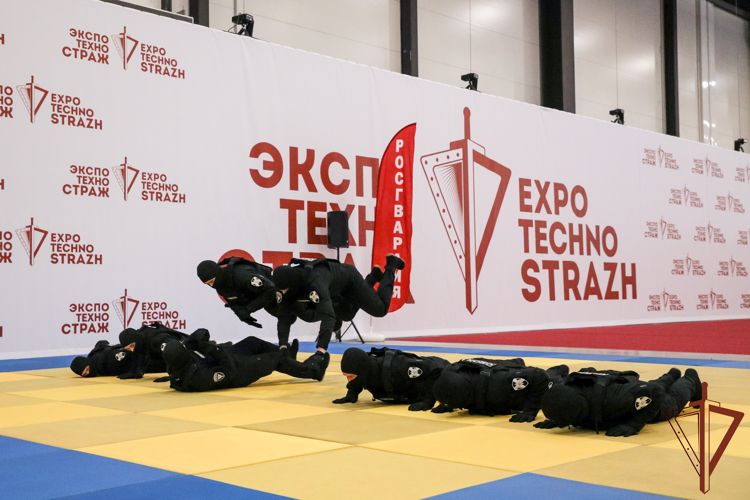 На выставке ЕXРОТЕСНNОSTRAZH ОМОН Росгвардии продемонстрировал мастерство рукопашного боя 