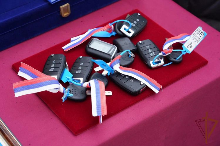 Ключи от новых служебных автомобилей накануне профессионального праздника вручили   росгвардейцам  в Сочи