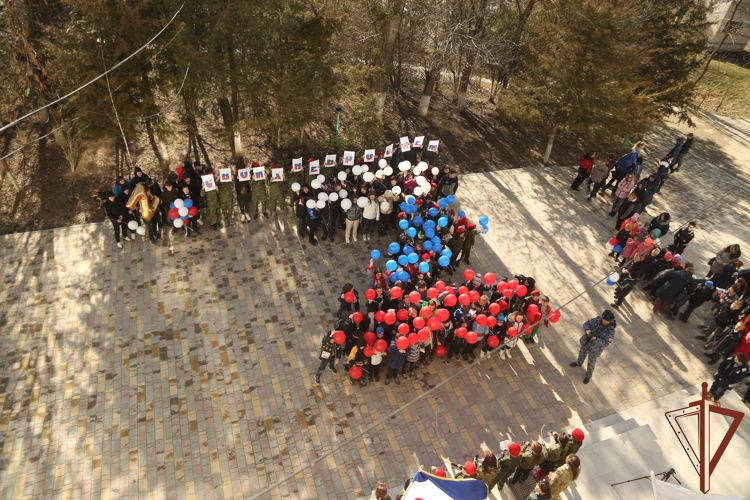 Ученики одной из крымских школ совместно с Росгвардией провели акцию в поддержку российских военных (видео)