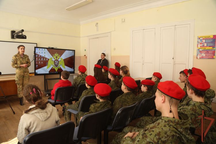 Ученики одной из крымских школ совместно с Росгвардией провели акцию в поддержку российских военных (видео)